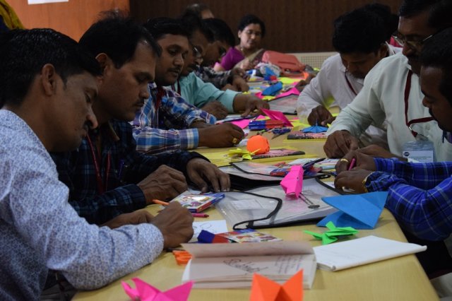 बहुत दिनों बाद रंग हाथ में आये है.